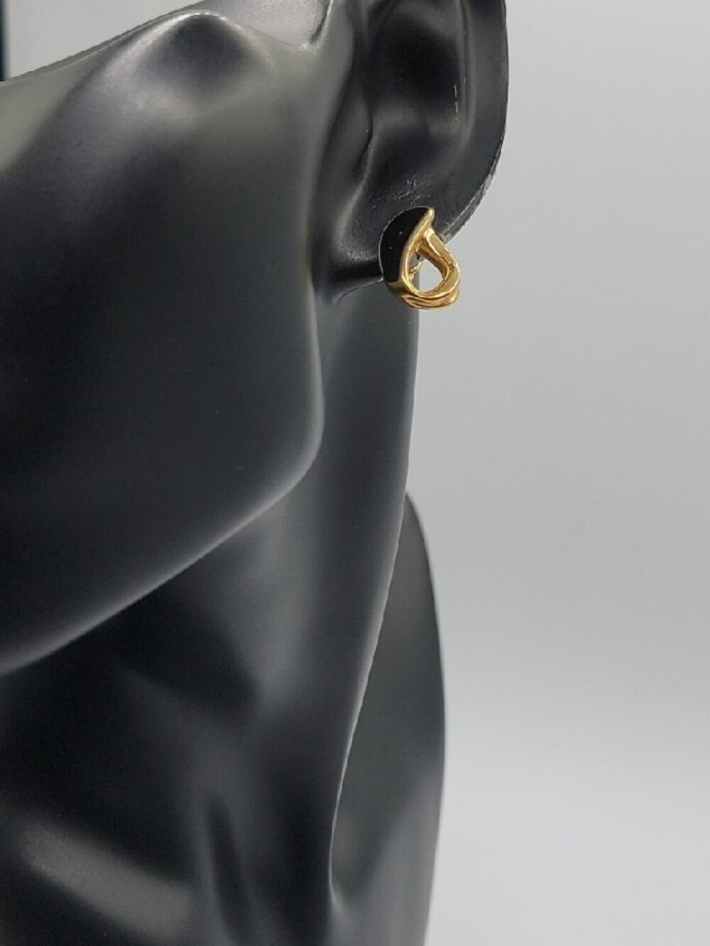 Vintage Trifari Post Earrings Swirl Earrings Gold Tone Black Enamel Pierced Ears - Picture 5 of 16